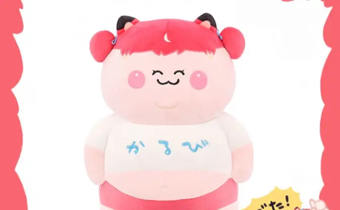 VTuber赤見かるびの「デブかるび」ぬいぐるみ発売　デザインは＋魔が担当