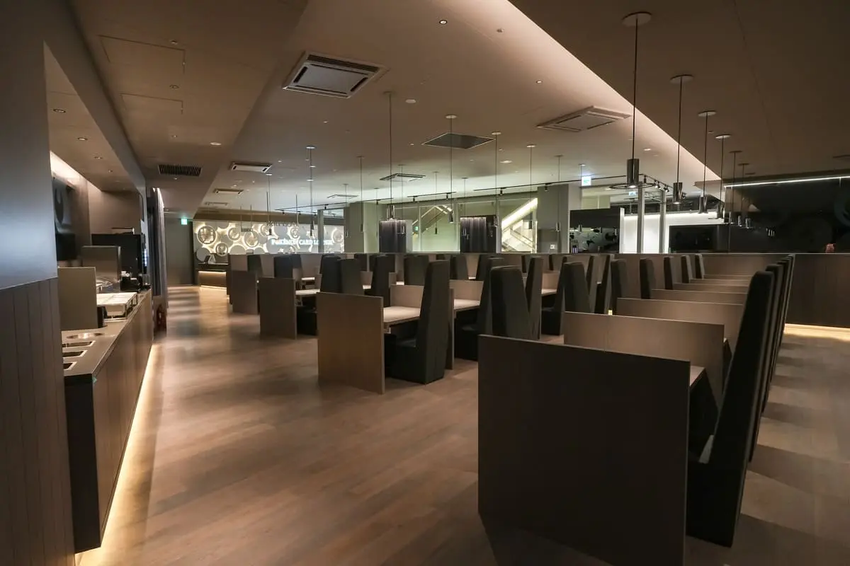 「POKÉMON CARD LOUNGE」の内装①