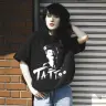 中森明菜さんの名曲「TATTOO」のレコードジャケットをイメージしたTシャツを着るイバさん