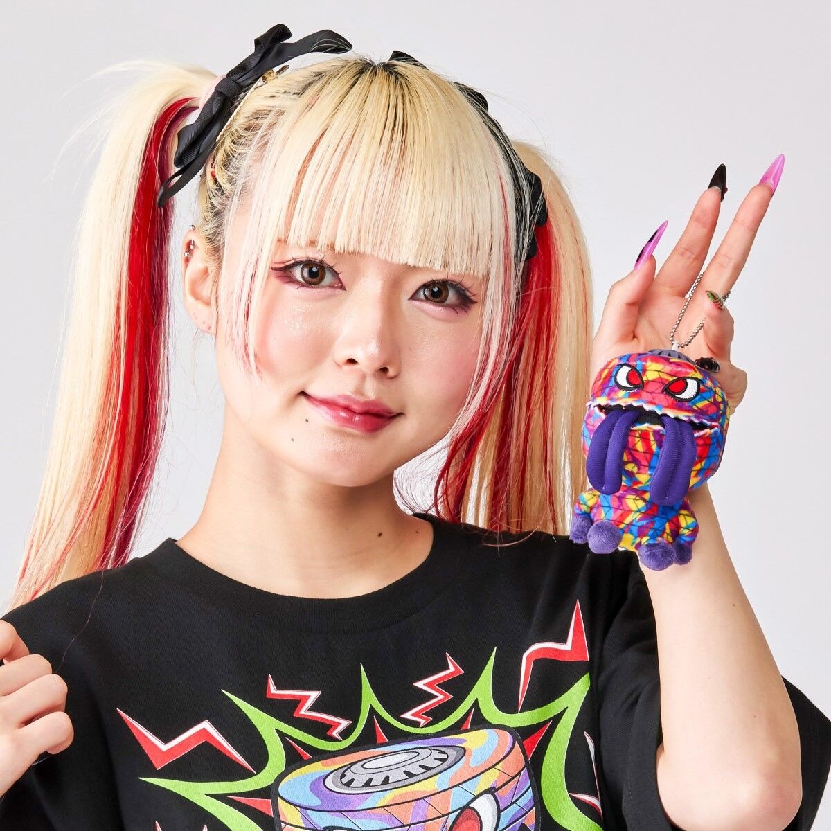 特撮ネタで大反響の金髪ギャル「環木あんず」戦隊公式グッズのモデルに