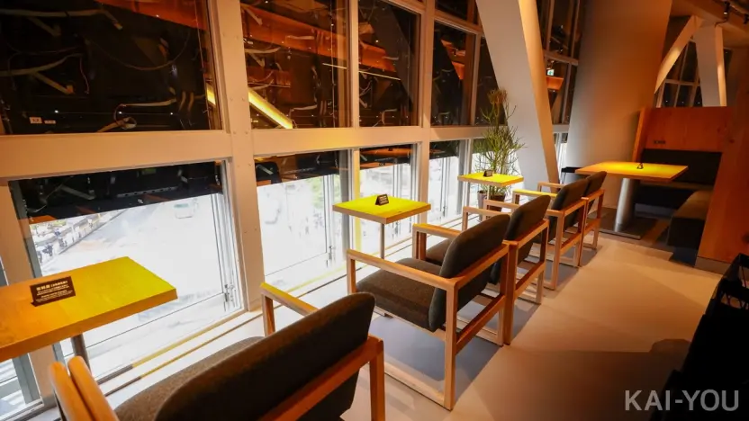 眼下にスクランブル交差点を臨む座席／SHIBUYA TSUTAYA 3-4F「SHARE LOUNGE」