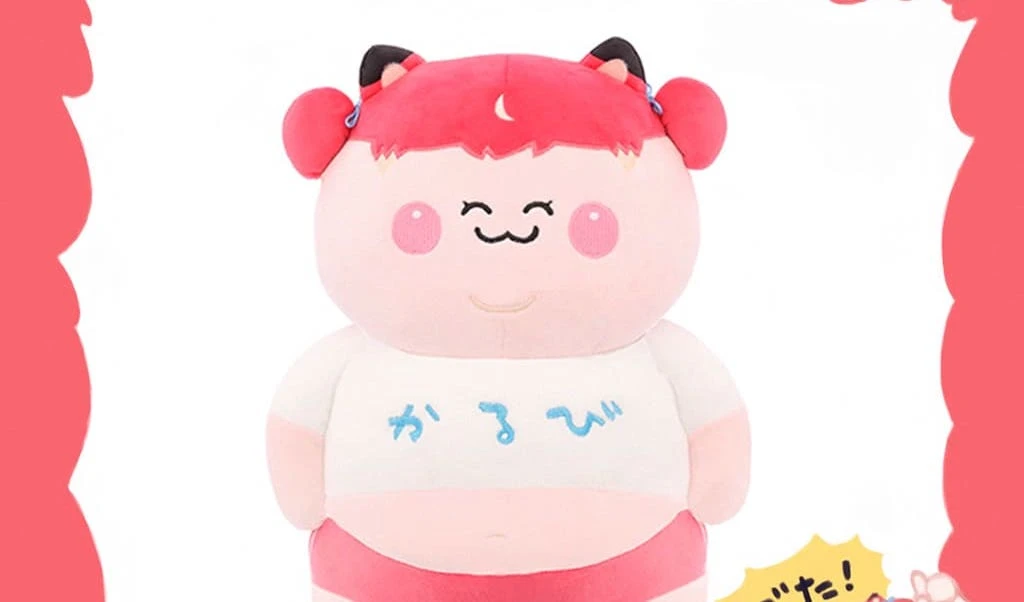 VTuber赤見かるびの「デブかるび」ぬいぐるみ発売 デザインは+魔が担当