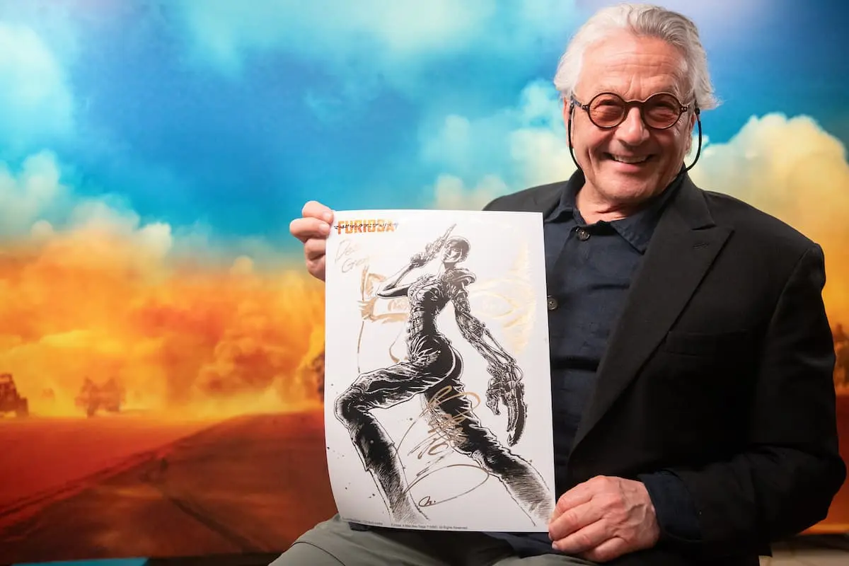 原哲夫さんから送られた特別イラストを持つジョージ・ミラーさん