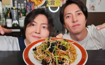 山下智久、料理研究家リュウジのYouTubeに登場 「至高を越えた上海焼きそば」をつくる