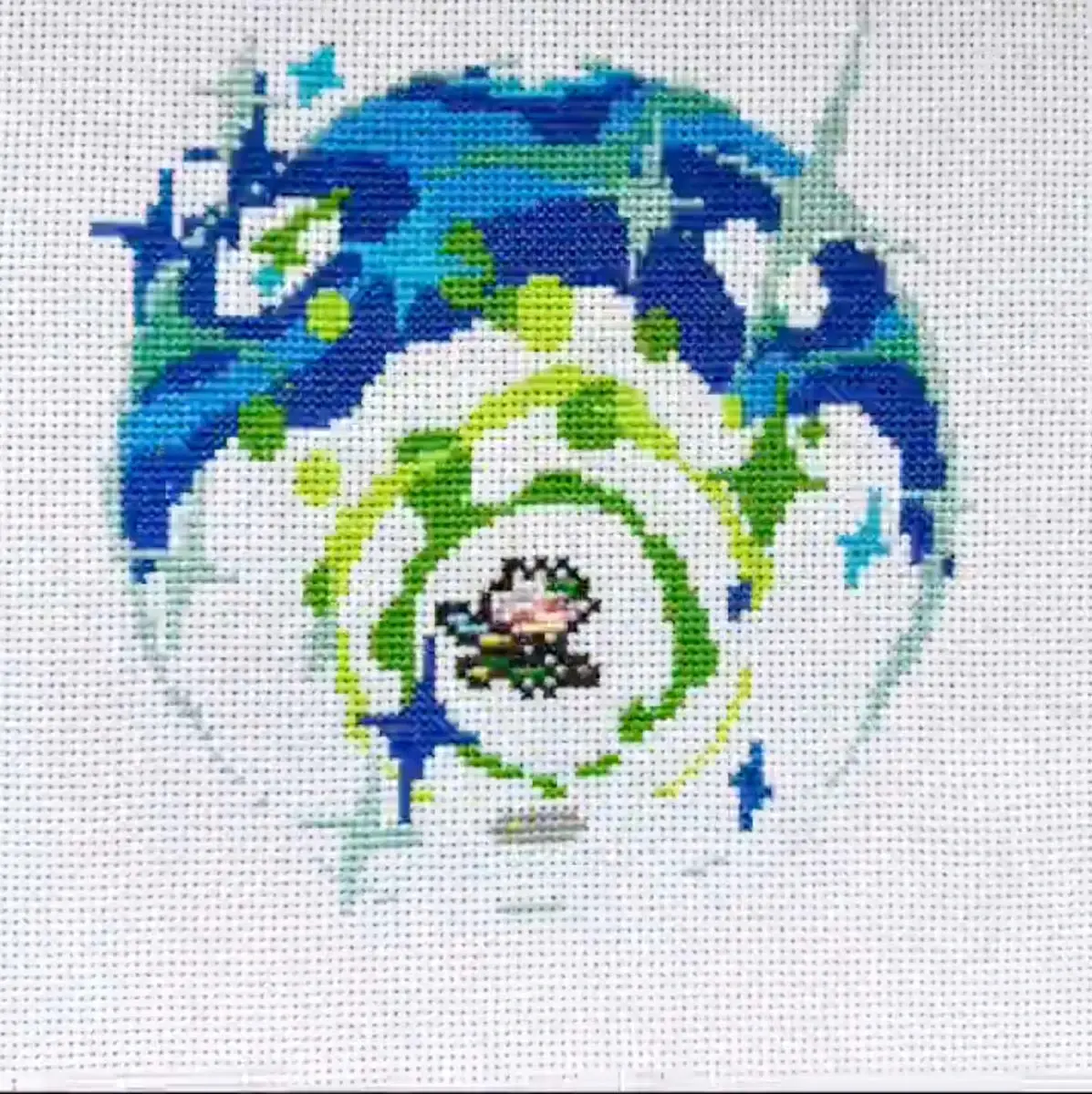 ぬるぬる動く“刺繍のドットアニメ”がすごい! 制作期間4年、執念の大作