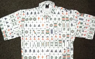 この夏、“麻雀牌“シャツでキメる──勝負師なら羽織りたい攻めの一手