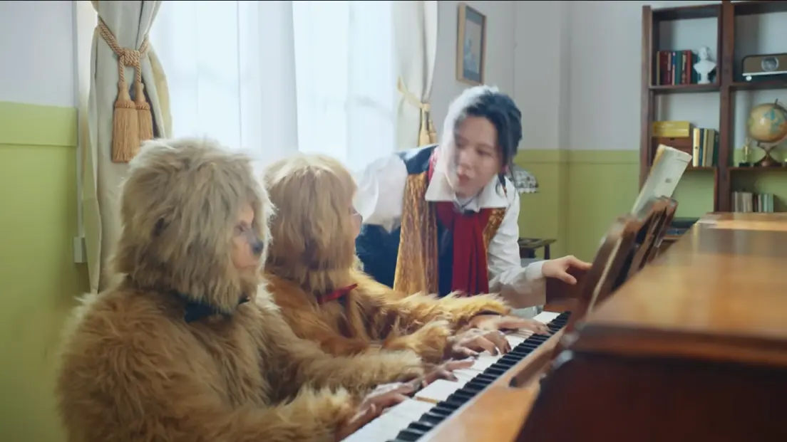 音楽を指導する様子／「コロンブス」MVよりキャプチャ（現在は非公開）