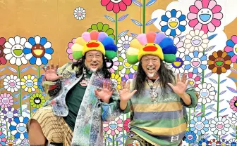 村上隆に扮するロバート秋山と村上隆(本人)がTV番組「新美の巨人たち」で共演