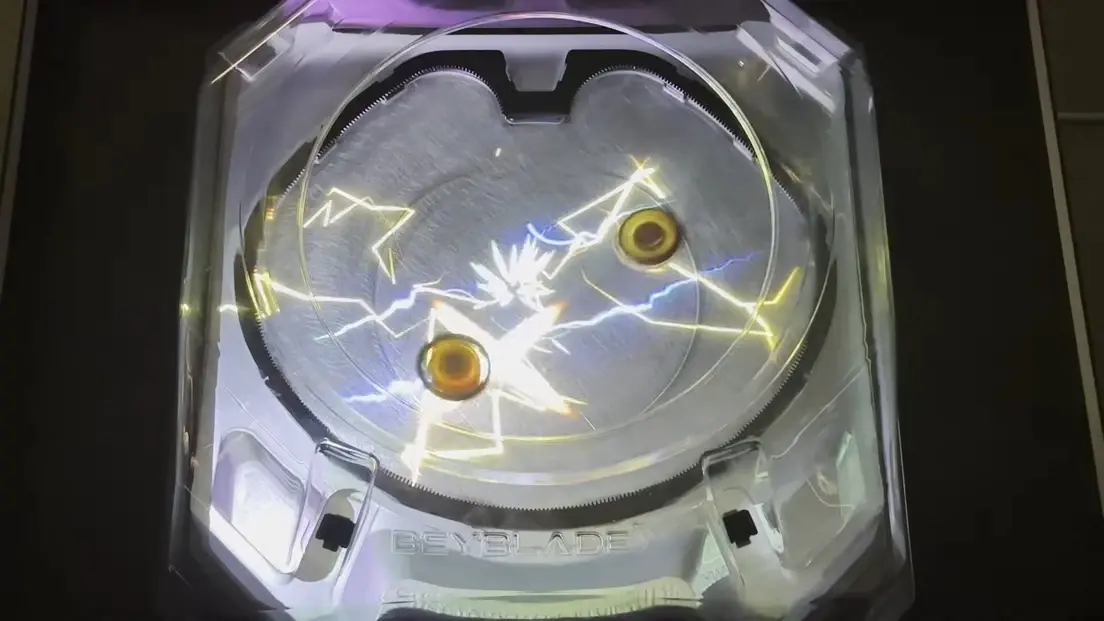 閃光走る! 学生開発「ベイブレード」スタジアムが完全にホビーアニメだった