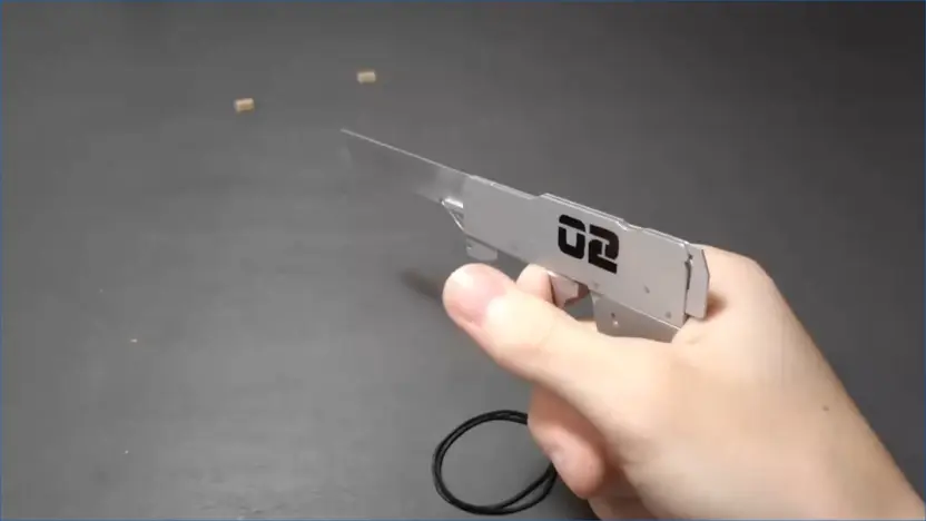 撃鉄を動かすと銃身が現れる！