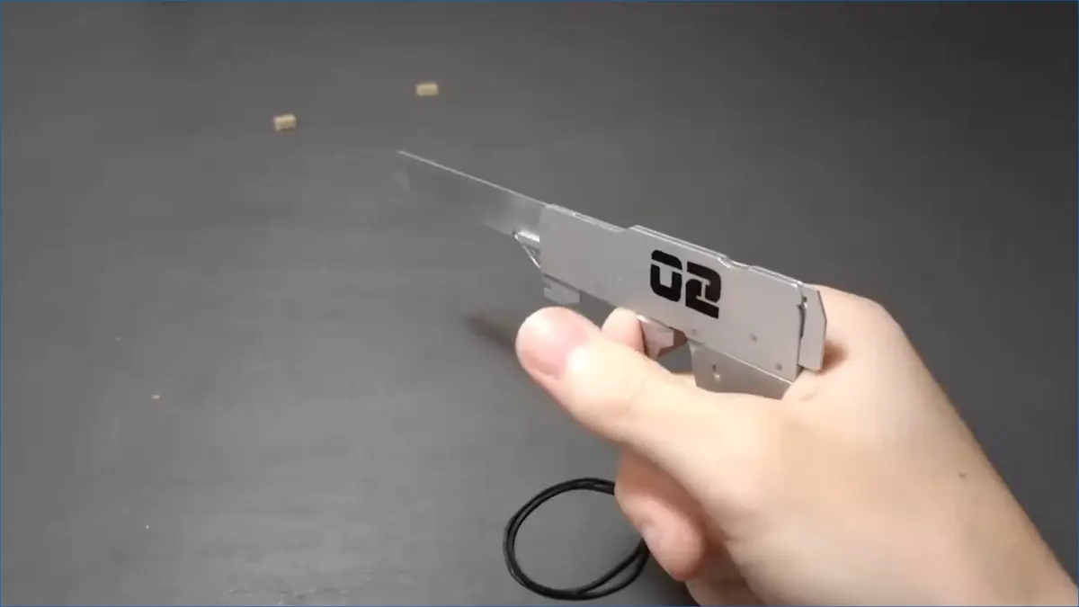 撃鉄を動かすと銃身が現れる！