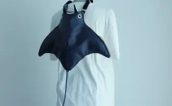 背中にエイ、付いてますよ！ 地上を泳ぐ「海の生き物バッグ」に目を奪われる