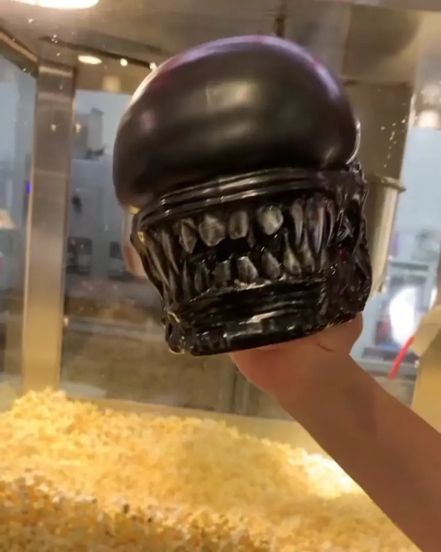 エイリアンのポップコーンバケット②