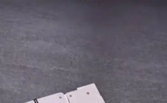 このカード、実は「輪ゴム銃」です　薄いボディに隠された変形ギミックがイケてる