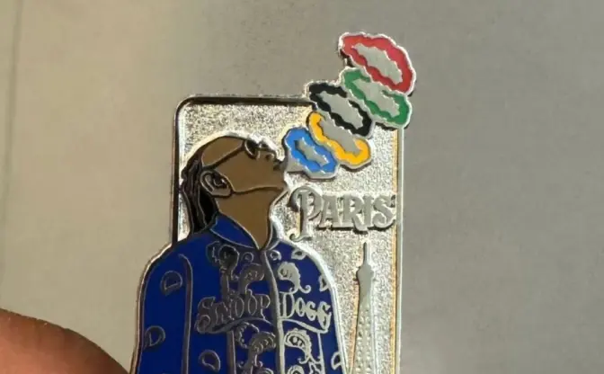 “パリ五輪の煙”をふかすラッパー スヌープ・ドッグのピンバッジが最高　争奪戦が勃発