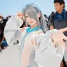 秋野こがねさんのコスプレ。衣装はコンセプトコスチュームブランド・M企画の「クラゲ水着」