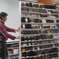 楽しそうに自慢のコレクションを紹介するウェンセスさん