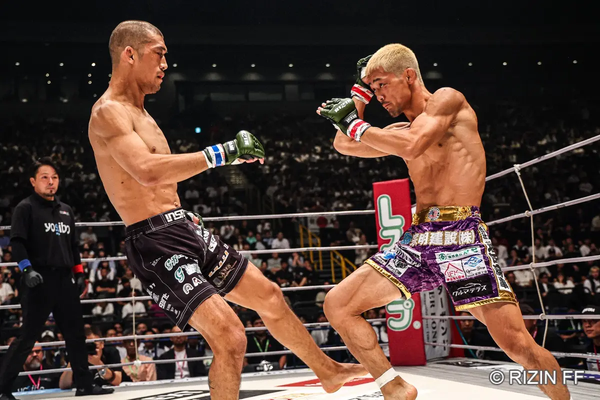 「RIZIN.48」第6試合：牛久絢太郎 vs. 佐藤将光