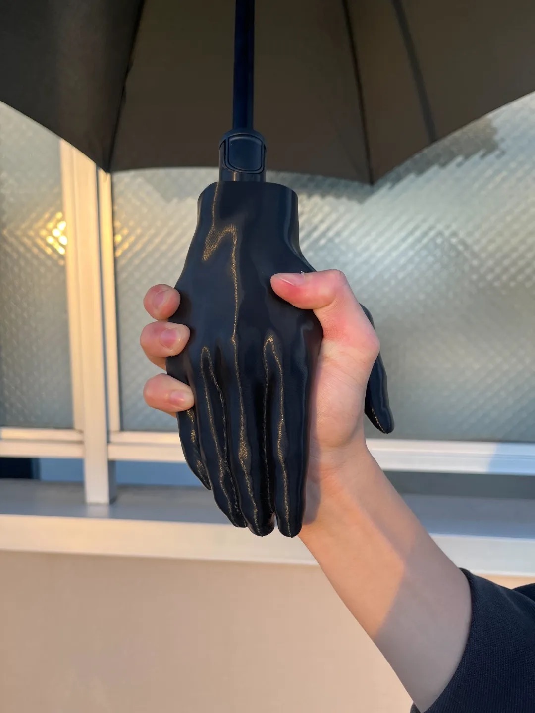 禍々しい持ち手にギョッとする──手をスキャンして制作した傘がまるで