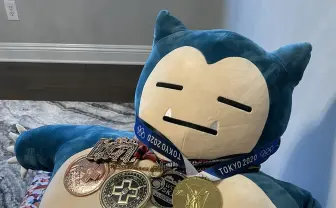 スケボー堀米雄斗、ついに五輪の金メダルをカビゴンに「うん似合ってる」