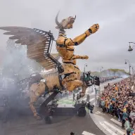 トゥールーズを闊歩するケンタウロス／画像は<a href="https://x.com/Toulouse/status/1850555203986071676" target="_blank">トゥールーズ市の公式X</a>から