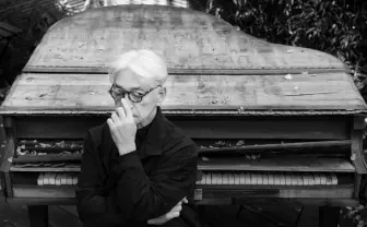 坂本龍一の“遺産”を共有化　作品や愛用楽器、蔵書をアーカイブして展示