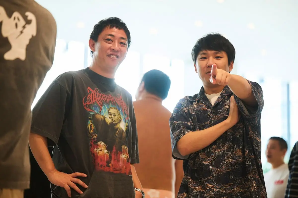 『地面師たち』Tシャツを着用したさらば青春の光・森田さん（写真左）／画像はかが屋・加賀さんのXから