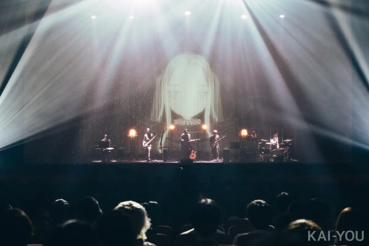 パフォーマンス時の映像にも登場した魔法使いエバ