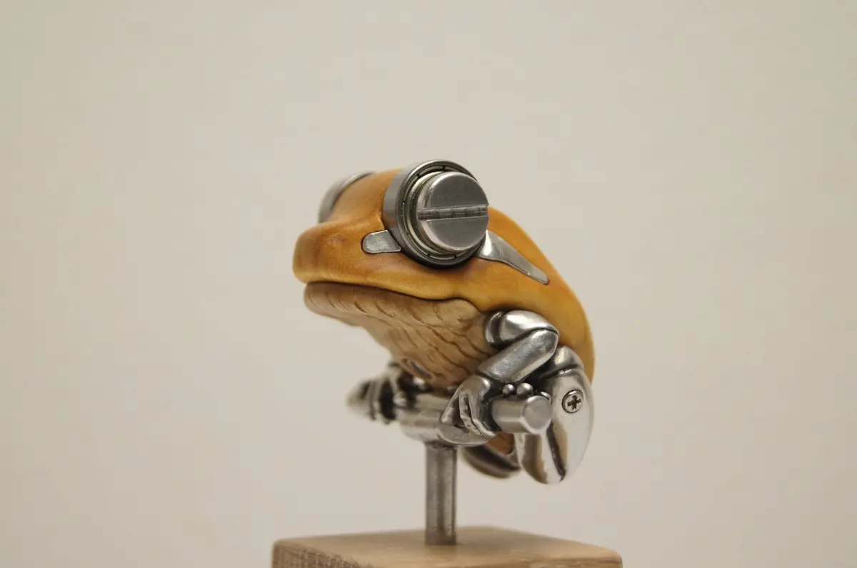 金属と木材でつくったカエルが素敵！ 作者が目指す「気持ちのいい違和感」