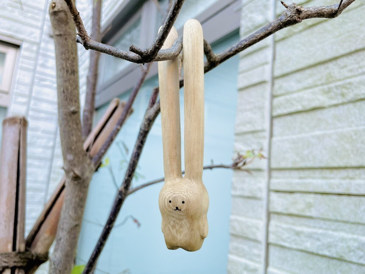 耳がなっっっがい「木彫りのウサギ」が可愛い 見てください、この絶妙