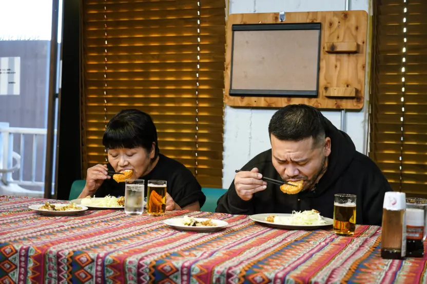 実食中の親子2人。良い写真すぎる。