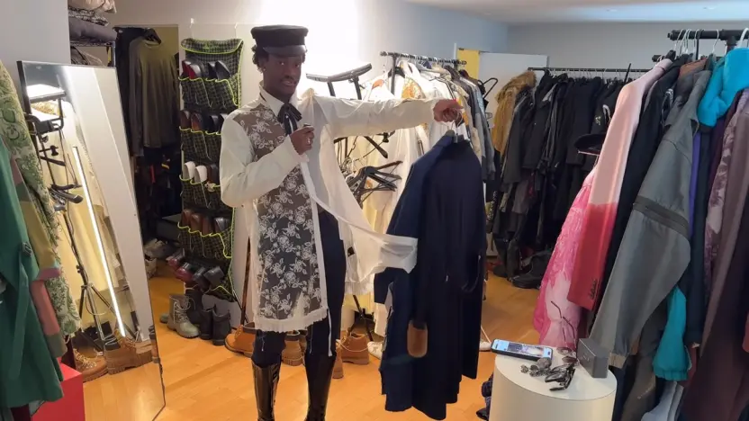 ケイトリンの服を選定するWisdom Kayeさん