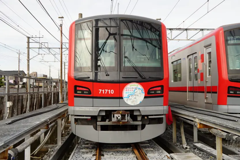 特製ヘッドマークを掲出している車両「70000型」