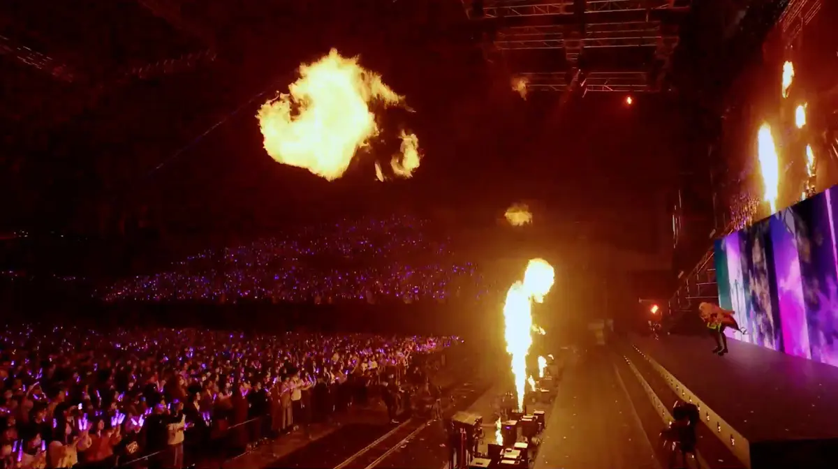 彼女の葛藤に呼応するように激しく吹き上がる炎