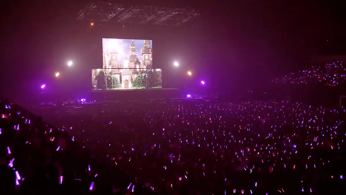 観客は舞踏会へと招待される