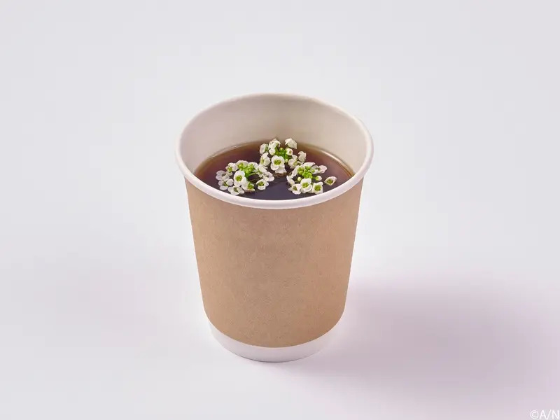 「にじさんじフェス展」コラボカフェメニュー お花も一緒に召し上がれ♪ アリッサム咲くエリーのエルダーフラワーコーディアルHotティー