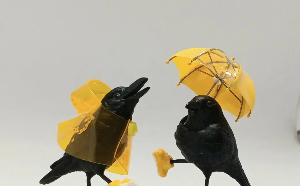 カラスと雨の日 ヤトウナオコ フィギュア 雨の日のカラスのフィギュア／記事内の画像はすべてヤトウナオコさんの