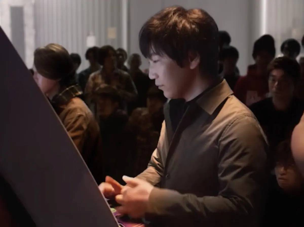 梅原大吾、カップヌードル新CMに出演　名実況「画面端ぃぃッ!!!」を日清がパロディ