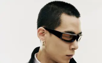 ラッパーJinmenusagi、VAULTROOM×UMBROコラボアパレルのモデルを担当