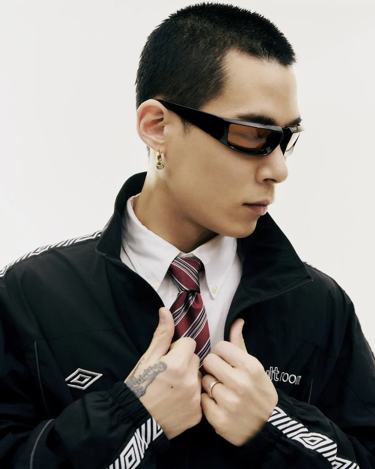 ラッパーJinmenusagi、VAULTROOM×UMBROコラボアパレルのモデルを担当