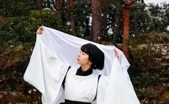 平安時代の普段着を現代ファッションで表現 神主も協力した一着が美しすぎる