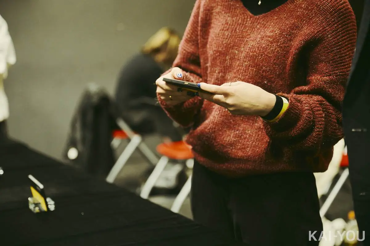 「POCO X7 Pro」を体験する参加者たち