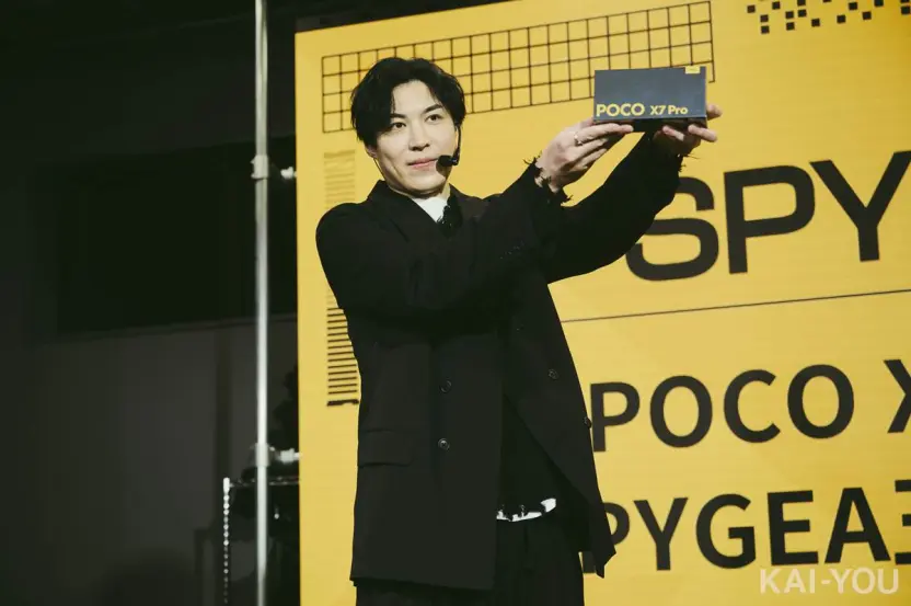 見事「SPYGEA王」に輝いた来場者には、SPYGEAさんからPOCO X7 Proが手渡された