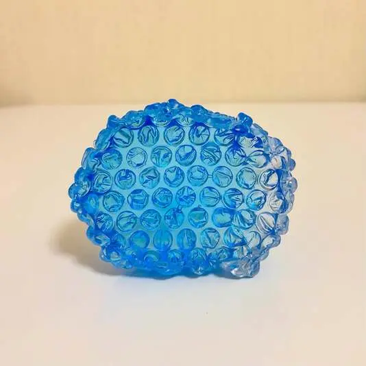 置いてあると丸まったプチプチに見えますが、ガラスでできたオブジェです