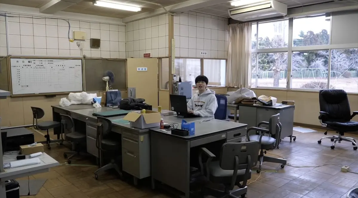 職員室だった部屋を編集室に改造