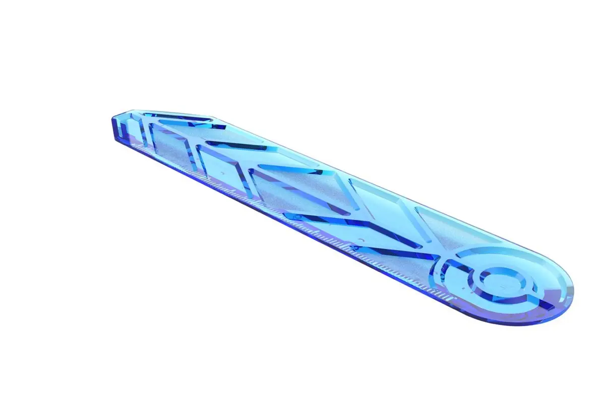 「ニンジャ定規」の裏面構造。滑走性を極めているらしい