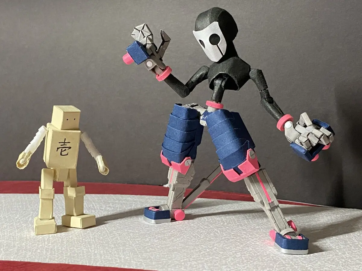 ARAKさんが小学生の時につくったペーパークラフトと、現在つくったペーパークラフト