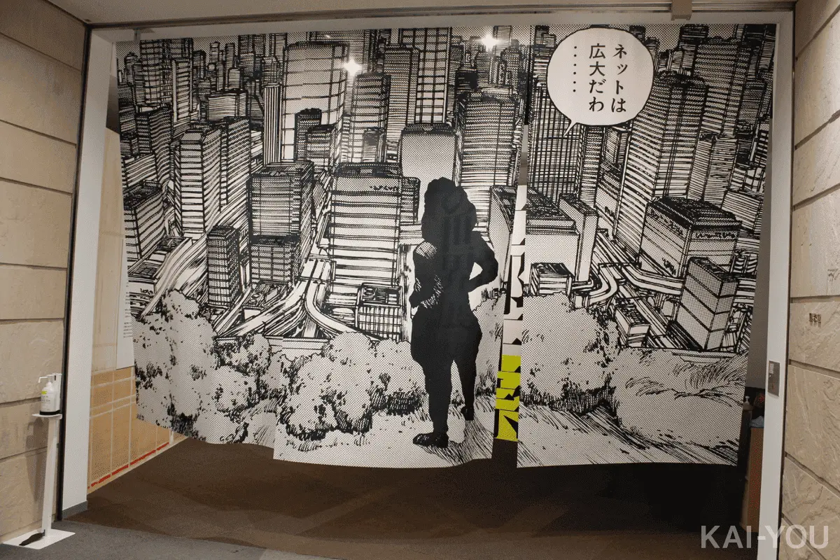 会場入口には特大サイズの「ネットは広大だわ……」（素子）が出迎えてくれる／©Shirow Masamune/KODANSHA／©Shirow Masamune/SEISHINSHA／©Shirow Masamune/「士郎正宗の世界展」