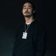 コラボ商品を着用した舐達麻Jin Doggさん