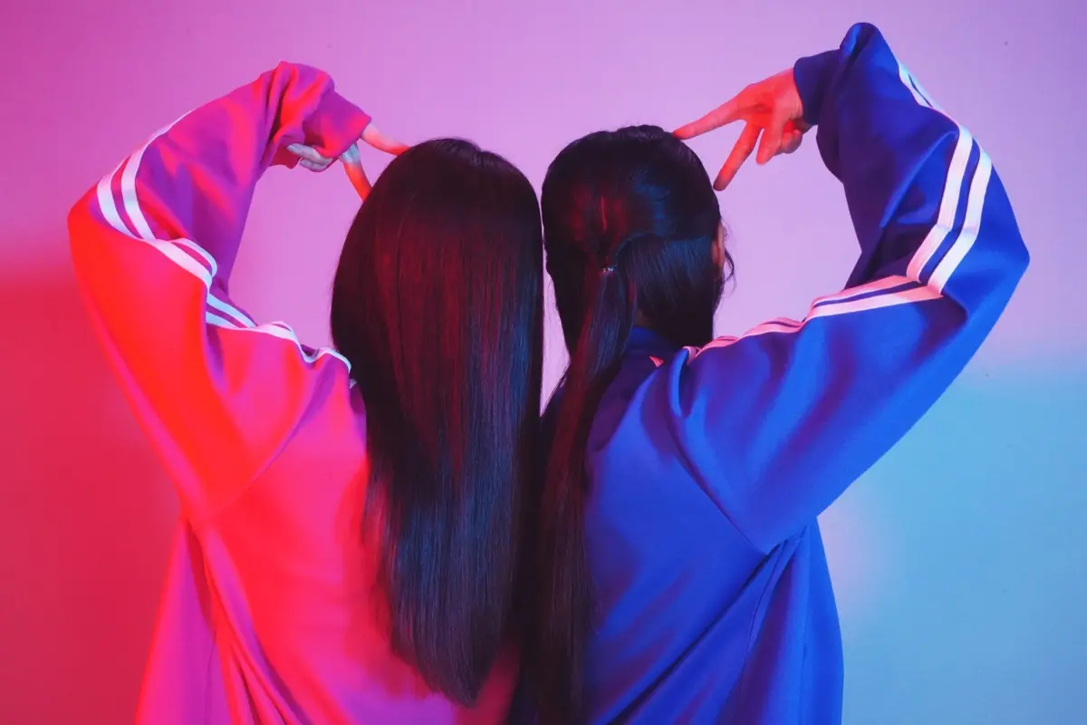 奏みみさん（左）と藍海のんさん（右）のリアルの姿